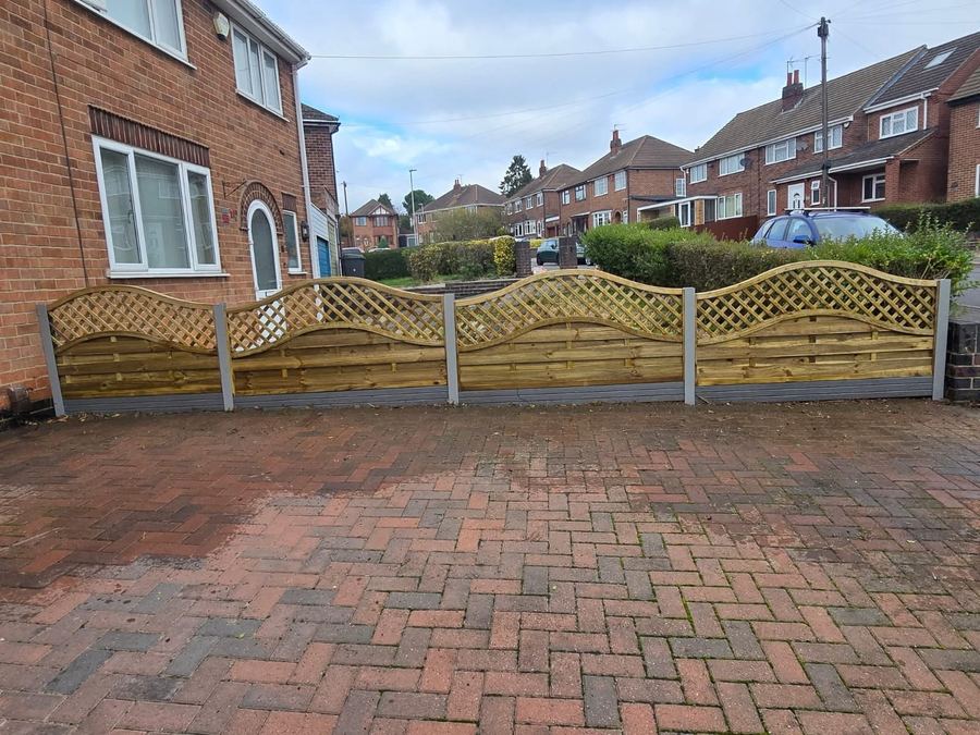 Decorative wavy lattice-top panels on composite gravel boards
